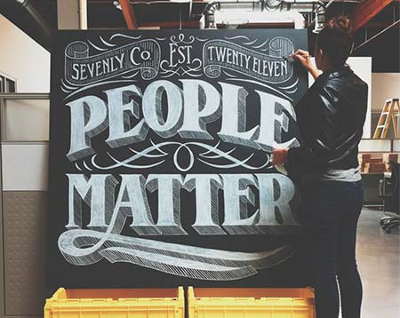 Ejemplos de letterings trabajados con tiza: People Matter